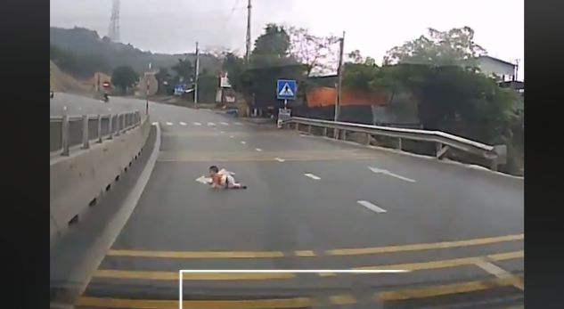 Çfarë po bën kjo bebe duke u zvarritur në mes të autostradës (VIDEO)