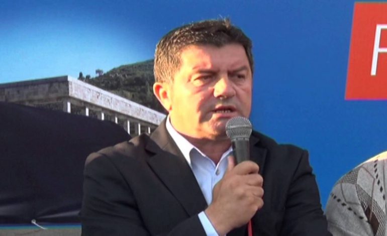 Si u arrestua nga agjentët civilë Frran Frrokaj, s’kishte dijeni, e nxorën nga zyra dhe… (VIDEO)