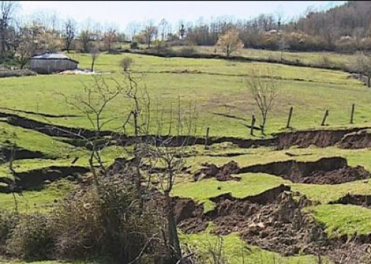 Fenomeni i rrëshqitjes së tokës ZHDUK fshatin shqiptar