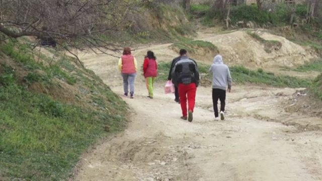 Reportazh nga fshati i beqarëve në Lushnje, ku nuk shkojnë nuse se NUK ka rrugë për makina