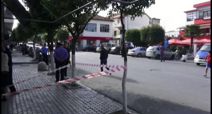 Grabitësit e Fushë-Krujës vërtiten si “hijena” brenda në dyqan, nuk thyejnë dot xhamin e dytë (VIDEO)