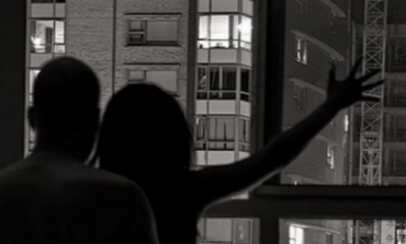 Fut të dashurën në shtëpi, komshijet spiunojnë adoleshentin (VIDEO)