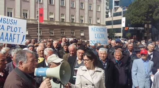 PROTESTA PERPARA MINISTRISE/ Minatorët përplasen me policët, tentojnë të hyjnë me dhunë (FOTO)