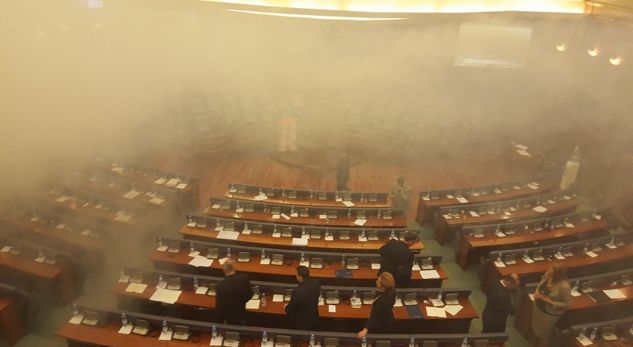 DEMARKACIONI/ Hidhet gaz lotsjellës në Kuvendin e Kosovës (VIDEO)