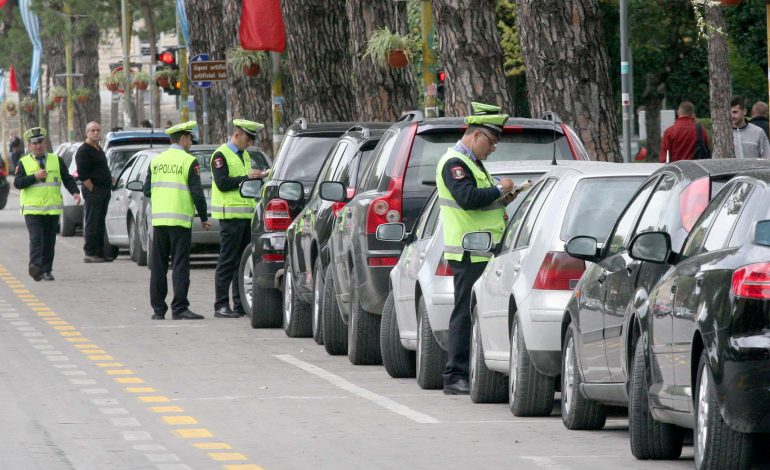 Policia rrugore “me dorë të hekurt” në fundjavë/ 1751 gjoba dhe hiqen 75 leje drejtimi