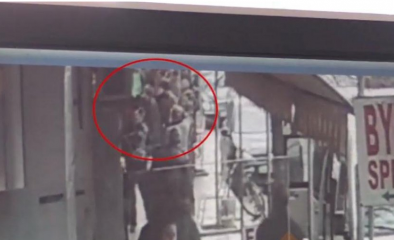 GRABITJA NË FIER/ Dalin pamjet: Miku i pronarit tenton të mbaj derën mbyllur, qëllohet në ballë dhe… (VIDEO)