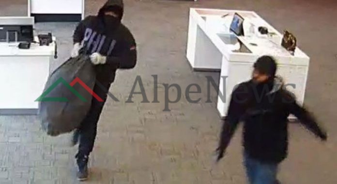 Grabitja me dy të plagosur në FIER/ Dalin pamjet nga vendi i ngjarjes, momentet e panikut (VIDEO)