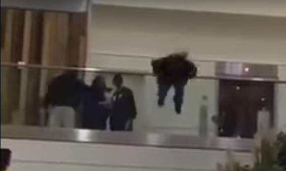Panik në aeroportin e Londrës/ Princi saudit i jep fund jetës duke u hedhur nga lartësia (VIDEO)