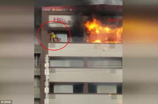 Hoteli në Turqi përfshihet nga flakët, klientët të frikësuar hidhen nga ballkoni (FOTO)