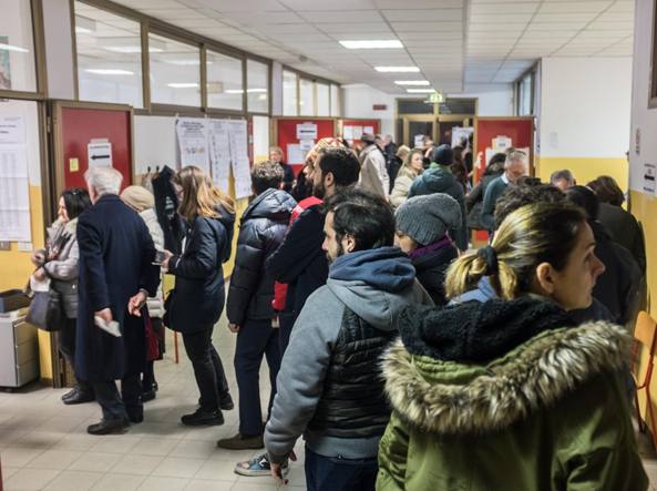 Mbyllet votimet në Itali, Exit-Poll: Lëvizja “5 Yjet” forcë e parë, Berlusconi dhe Renzi larg pritshmërive