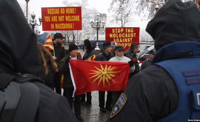 PROTESTË/ Greqia kërkon ndryshimin e Kushtetutës së Maqedonisë për…