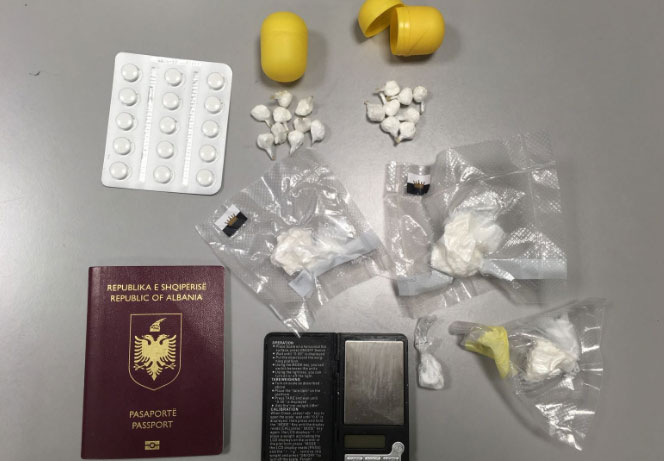 TRANSPORT IDEAL/ Burrë e grua në telashe në Itali, stili për trafikun e kokainës ‘çuditi’ policinë