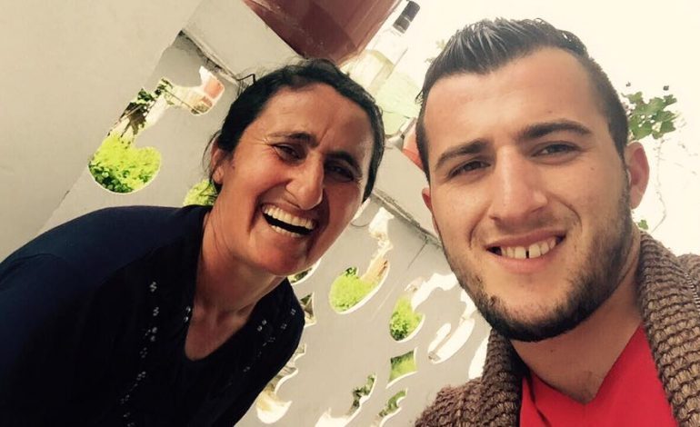 Nusja i helmoi mamanë, ja çfarë shkruante djali i viktimës në “Facebook”: Mami, e vërteta vonon por… (FOTO)
