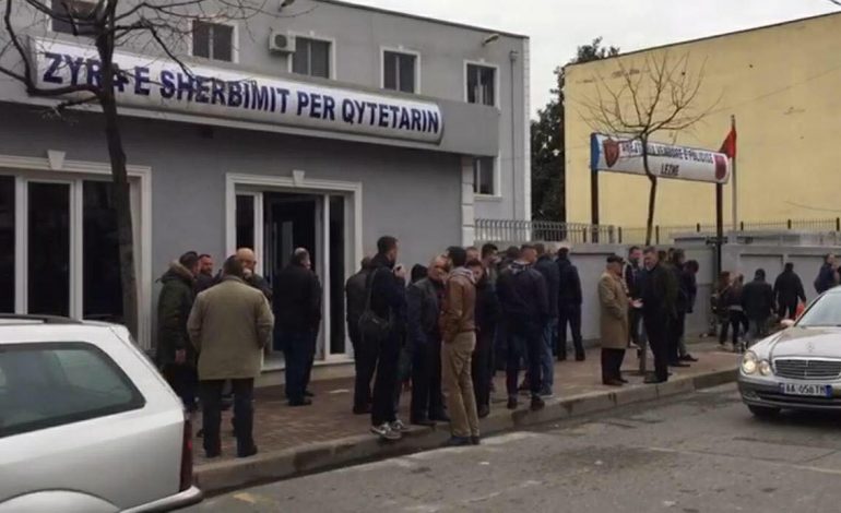 FOTO/ Arrestimi i Fran Frrokut për “tjetërsim prone”, ja çfarë bëjnë mbështetësit e tij sot