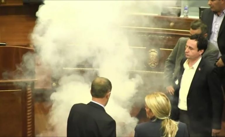 “Ta q…”, kreu i Kuvendit nuk përmbahet, shan deputetët pas hedhjes së gazit… (VIDEO)