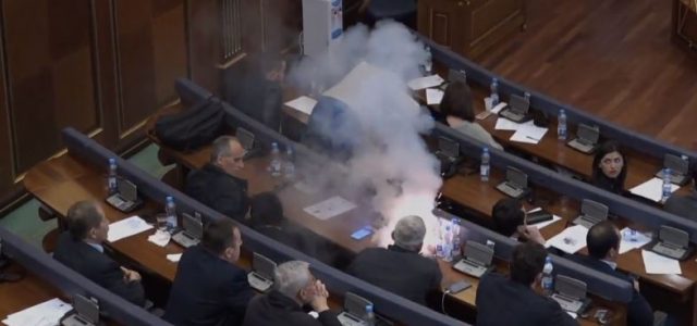 KRITIKE NË KOSOVË/ Hidhet gaz për herë të 4 në seancë, zbrazet sërish Kuvendi
