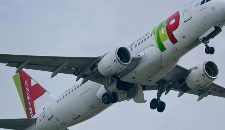Bllokohen pasagjerët në aeroportin e Shtutgartit, piloti ishte shum i …