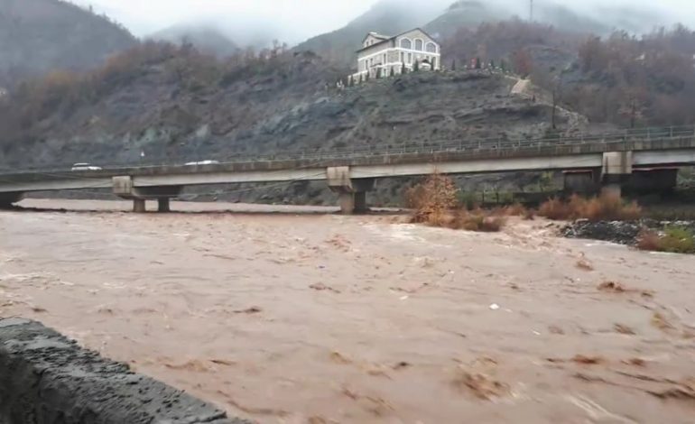 Situatë alarmante në qarkun e Elbasanit, rriten prurjet e lumenjve pas reshjeve