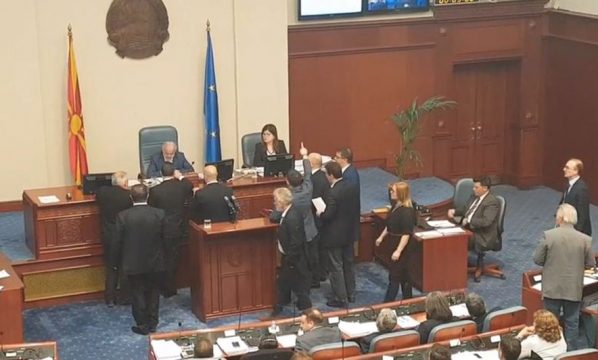 VIDEO/ Nikolla Gruevski sulmon fizikisht kryeparlamentarin shqiptar, Talat Xhaferi, pas zyrtarizimit të shqipes në Maqedoni