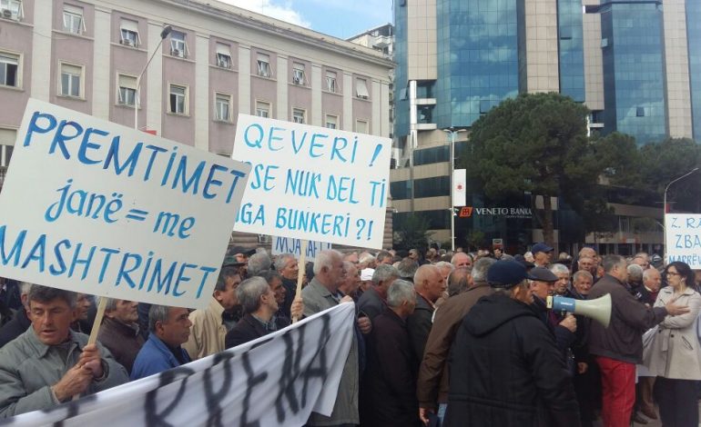 ‘PLAS’ te Kryeministria, protestuesit përplasen me policinë: Do hyjmë te zyra e Ramës (VIDEO)