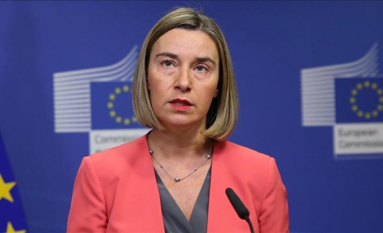 FOTO/ Tensioni në Veri-Mogherini telefonon urgjent Thaçin e Vuçiçin, i pyet…