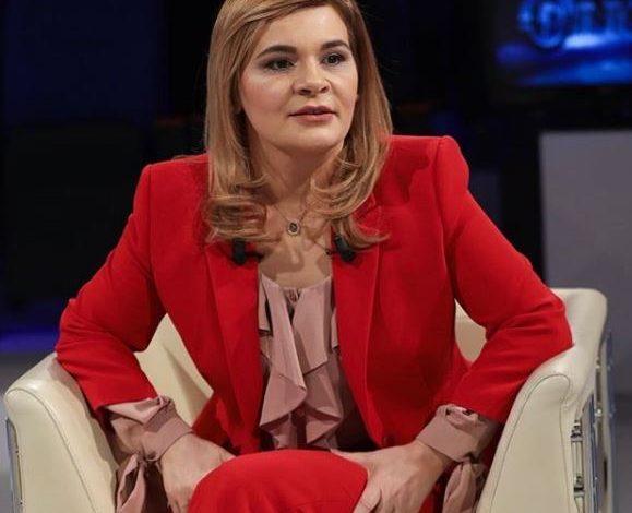 Për politikë Monika “vdiq” edhe kushërirën live në TV. Zbulohet kartela që nxorri “blof”… (VIDEO)
