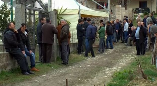 VRAU 16 VJEÇARIN ME THIKË/ Familja e Devi Lalës, frikë nga gjakmarrja. Ngujohet në shtëpi dhe… (VIDEO)
