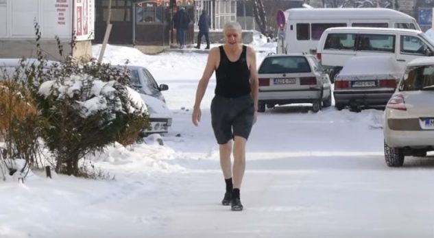 Është 75 vjeç dhe shëtitet në borë me pantallona të shkurtra, ai tregon se si e “mundi” të ftohtin përgjithmonë!