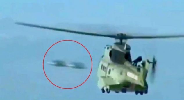 Pamjet kur dy objekte fluturues kalojnë pranë një helikopteri ushtarak, dyshimet për UFO