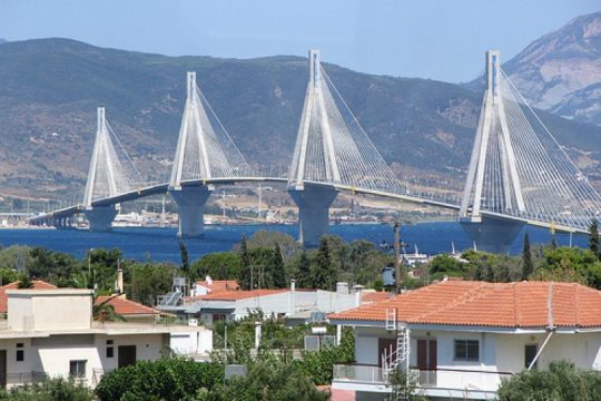 Ura e Patras në Greqi: Njihuni me pagesën e çmendur për të kaluar mbi të