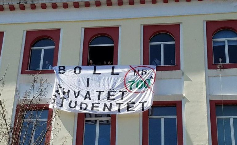 FOTO+VIDEO/ Kush është pedagogu që merr 700 euro për një provim te Shkencat e Natyrës në Tiranë