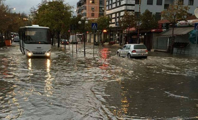 Pushojnë reshjet e dëborës, nis shiu. Rrezik përmbytjesh në vend