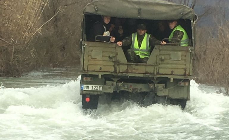 Shkodër/ Oboti nën ujë, lëvizja bëhet me varka, 30 banesa kanë mbetur të bllokuara