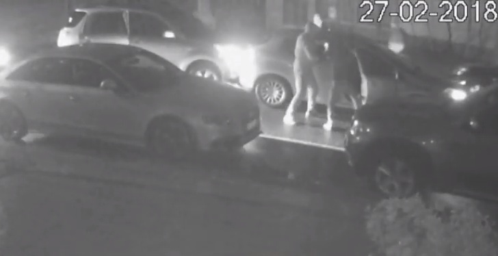 VIDEO/ Pamje të frikshme të përplasjes me armë në Vlorë, breshëri kallashnikovi dhe njerëz të shtrirë përtokë