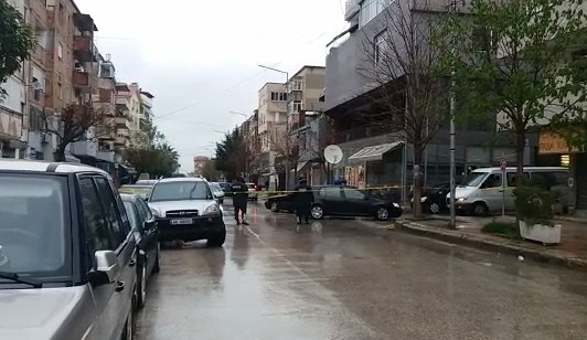 PERPLASJA/ Qëndronte tek hyrja e pallatit me kallash. Kush është ARBEN MUÇA, grabitësi i Fierit që mbeti i plagosur rëndë