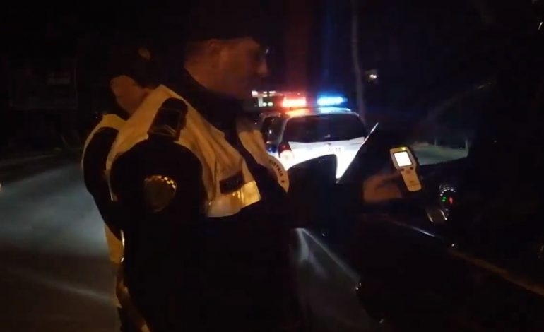 Policia aksion gjatë natës, shoferi i dehur s’i bindet urdhrit për ndalim, largohet me shpejtësi (VIDEO)