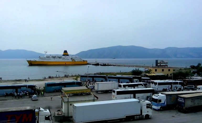 RESHJET DHE MOTI I KEQ/ Ndalohet lundrimi në portin e Vlorës