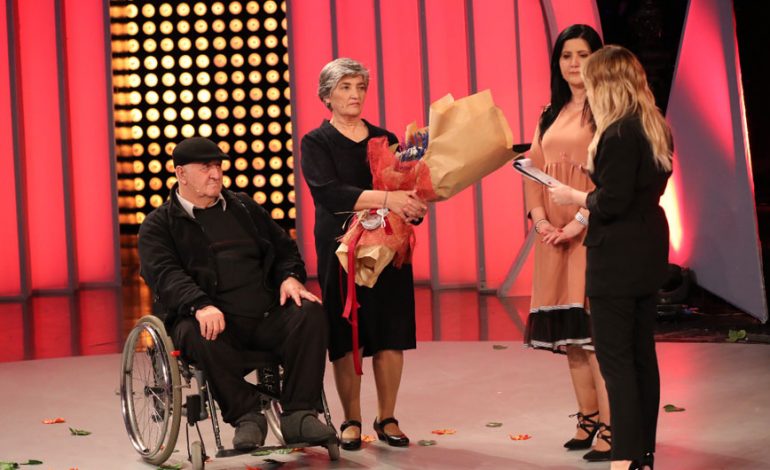 Dashuri dhe sakrifica/ Bashkëshorti i sëmurë falenderon mes lotësh shoqen e jetës