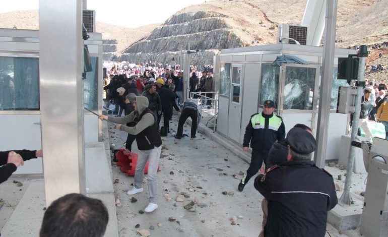 FOTO/ Protesta në Rrugën e Kombit, Bashkia Kukës: Distancohemi nga dhuna, aktet filluan nga FNSH