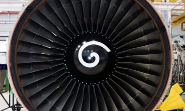 A e dini pse motorët e avionëve kanë vijë të bardhë në formë spiraleje?