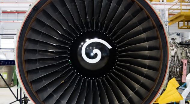 A e dini pse motorët e avionëve kanë vijë të bardhë në formë spiraleje?