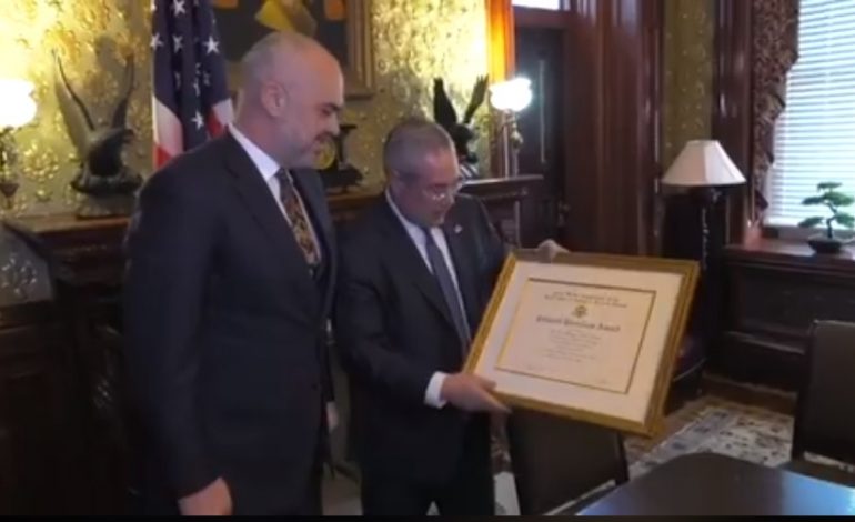 Rama nderohet me çmimin për “Pluralizmin Kulturor” në SHBA: Për angazhimin në ruajtjen e kujtesës së Holokaustit