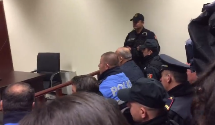 SKANDALI ME PRONAT/ Kryetari i Bashkisë së Lezhës në Gjykatë, i rrethuar nga policë dhe… (FOTO+VIDEO)
