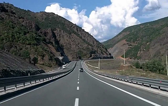 Aksident në Rrugën e Kombit/ Përmbyset trajleri, bllokohet qarkullimi, dyshohet se drejtuesi ka humbur jetën