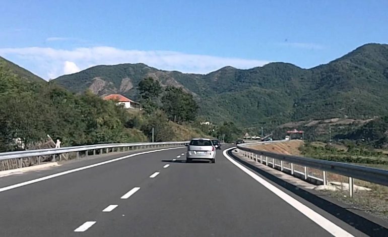 VIDEO/ Çmenduria që bën ky drejtues mjeti për t’i shpëtuar taksës së Rrugës së Kombit kalon çdo kufij