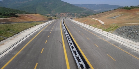 Banka Botërore, 50 milionë dollarë për rrugët rurale në Shqipëri