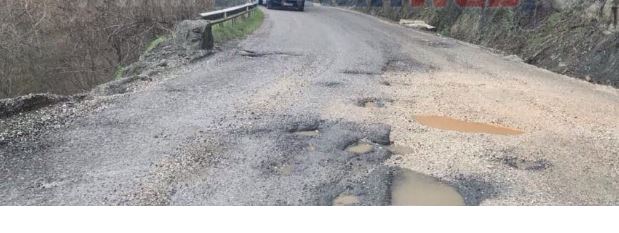 Rruga Burrel-Klos e kthyer në gërmadhë, peripecitë e udhëtarëve mes gropave dhe baltës (FOTO)
