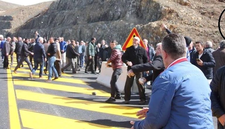 FOTOT/ Kush e dërgon Sali Lushajn në protestë?