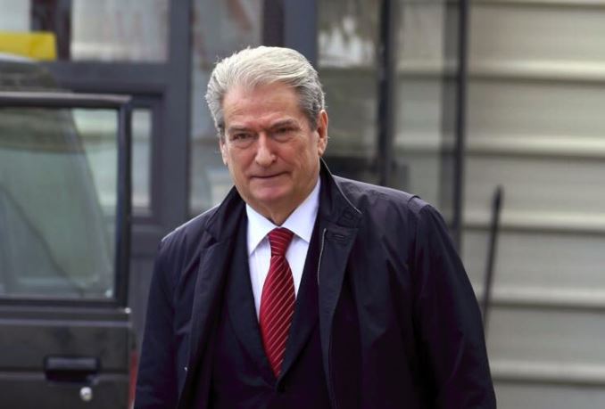 Tritol makinës së zyrtarit në Shkodër, Berisha ironi për “forcën e ligjit”: Autorët po pijnë kafe…