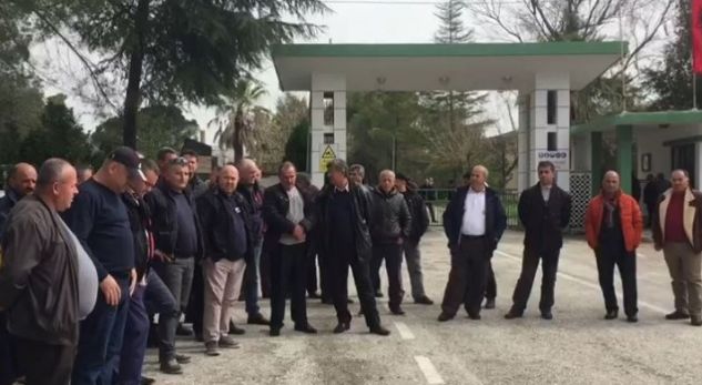Protestë në Ballsh/ Punonjësit e repartit zjarrfikës në Uzinë mbeten pa rroga prej muajsh